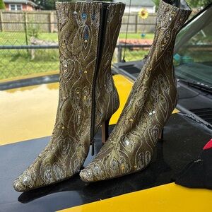 Zara Gold Heeled Boots with Elegant Design